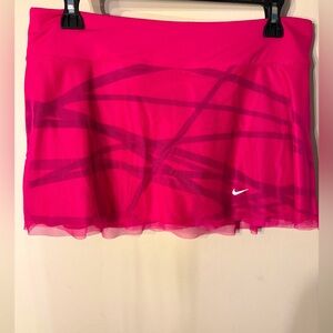 Women’s Nike hot pink tennis skort size large.